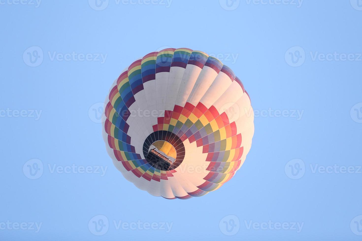 Heißluftballon über der Stadt Göreme foto