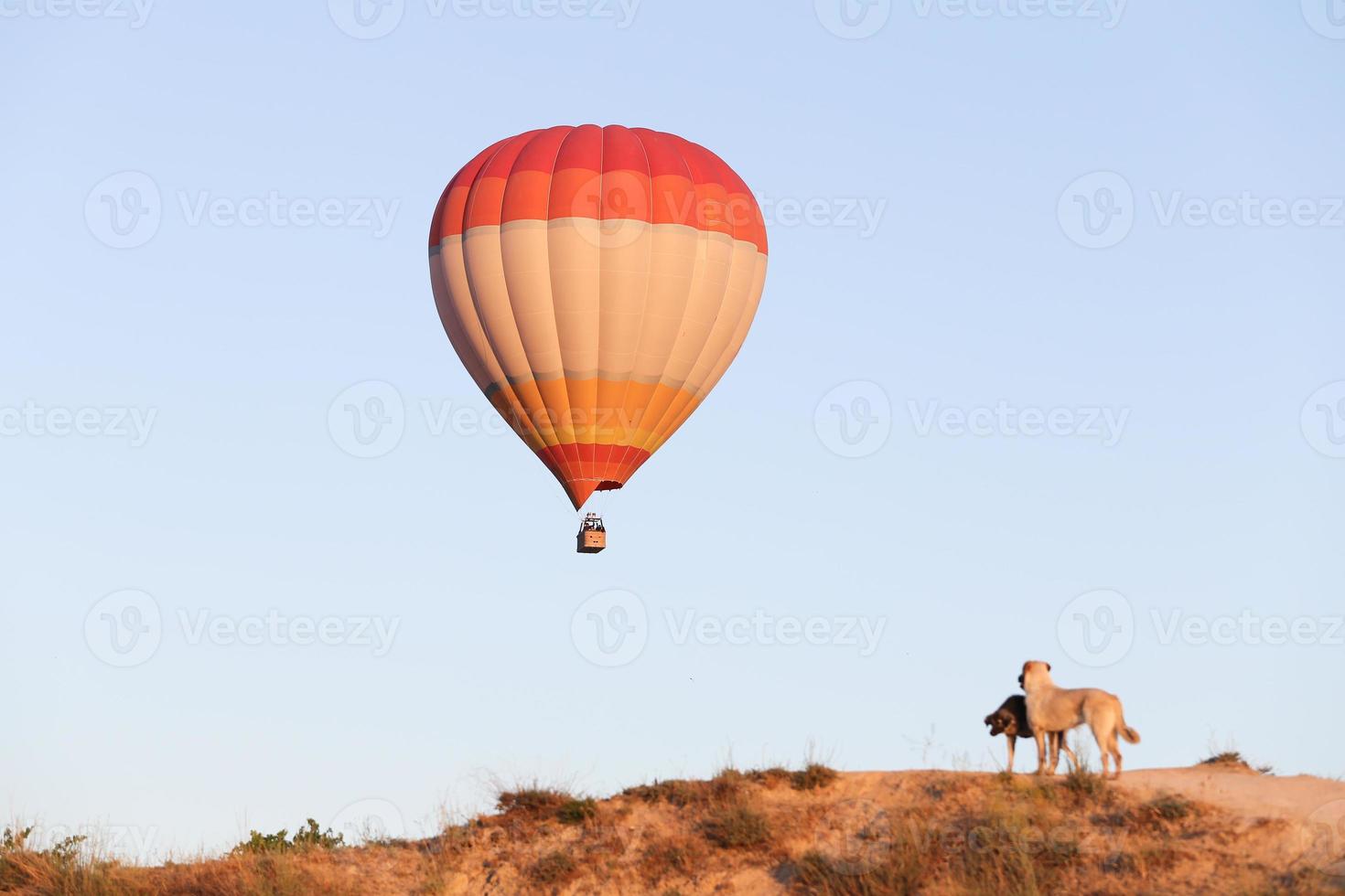 Heißluftballon über der Stadt Göreme foto