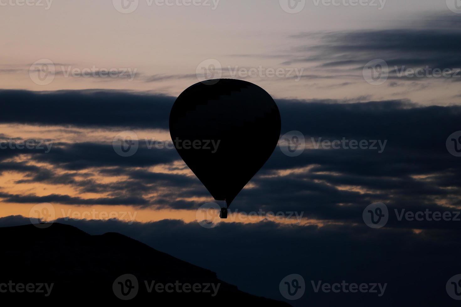 Heißluftballon in den Tälern von Kappadokien foto