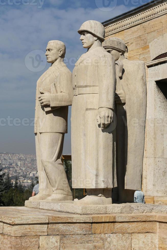 türkische männerskulptur am eingang der löwenstraße in anitkabir foto