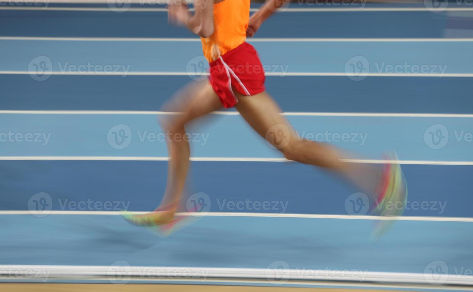 Verschwommene Athleten laufen in der Leichtathletik foto