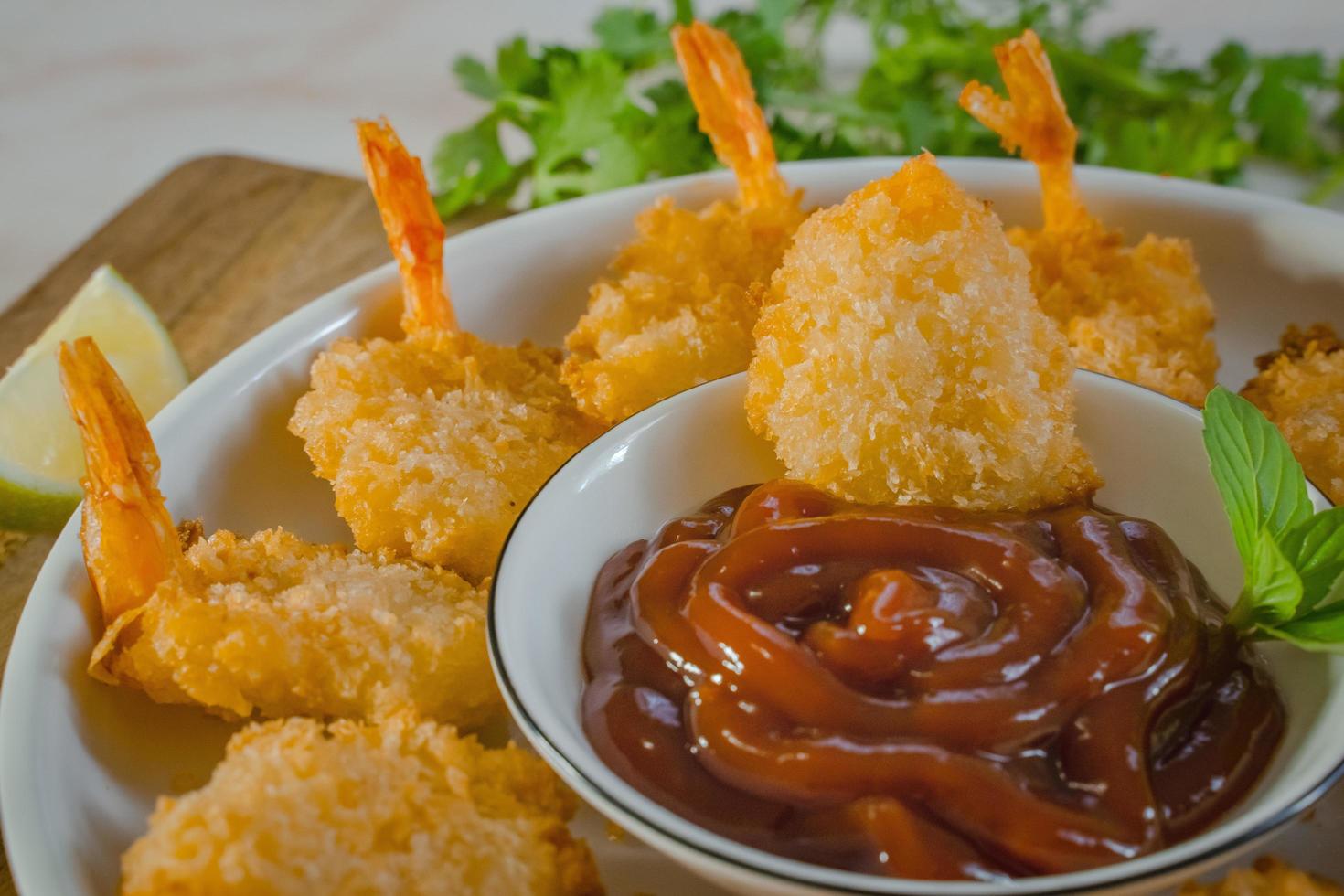 Leicht paniert und dann gebraten, macht dieses klassische Rezept für gebratene Garnelen absolut süchtig foto