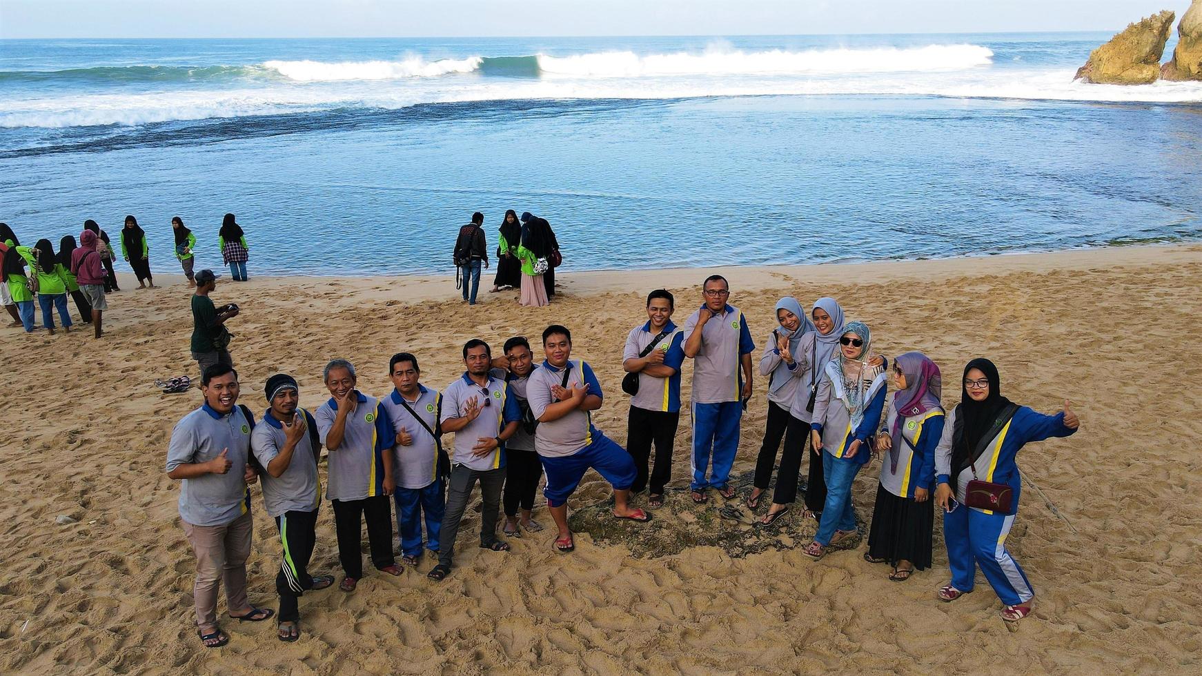 yogyakarta, ostjava-indonesien, 27. mai 2022 - schöne luftaufnahme, menschen, die fotos am strand machen.