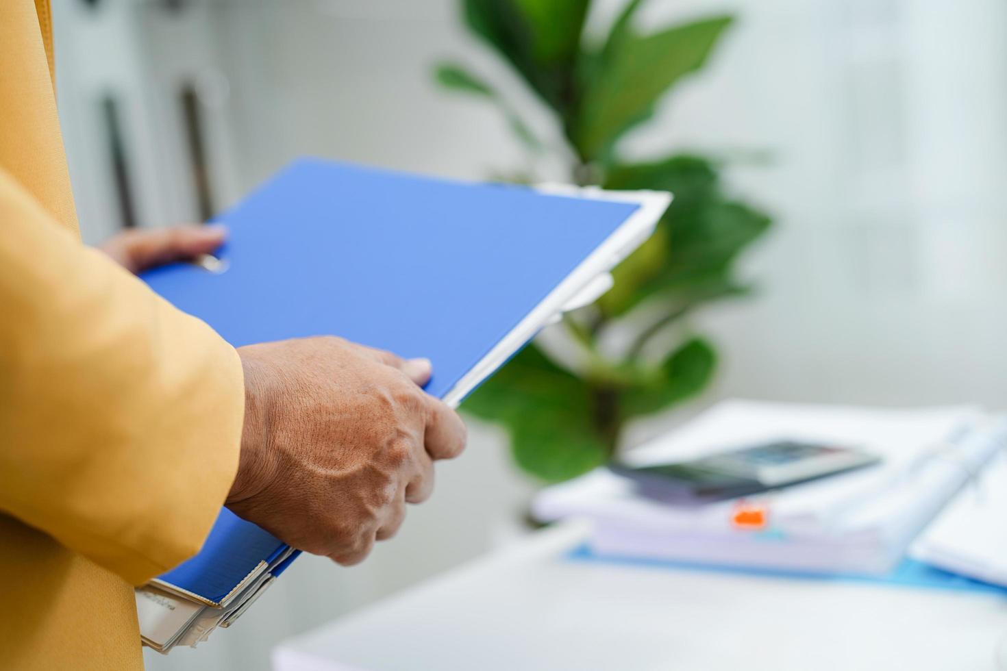 geschäftsmann arbeitet und bereitet papierkramberichtsdaten vor, um informationen im dateiordner im büro zu analysieren. foto