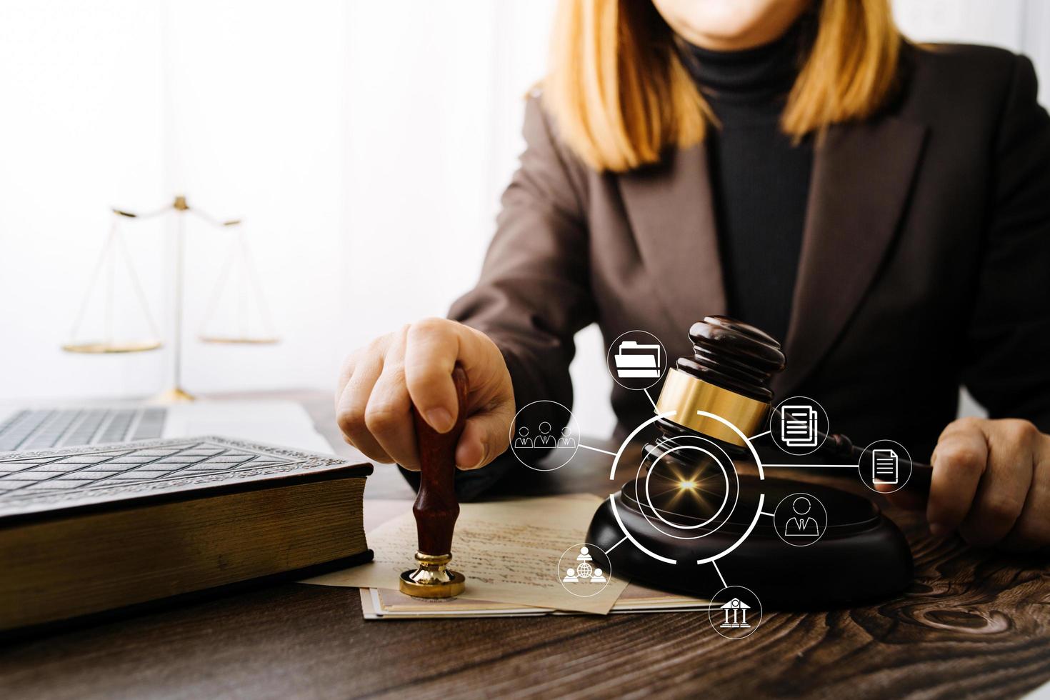 geschäftsleute und anwälte diskutieren vertragspapiere mit messingwaage auf dem schreibtisch im büro. gesetz, juristische dienstleistungen, beratung, justiz und gesetz konzeptbild mit filmkorneffekt foto