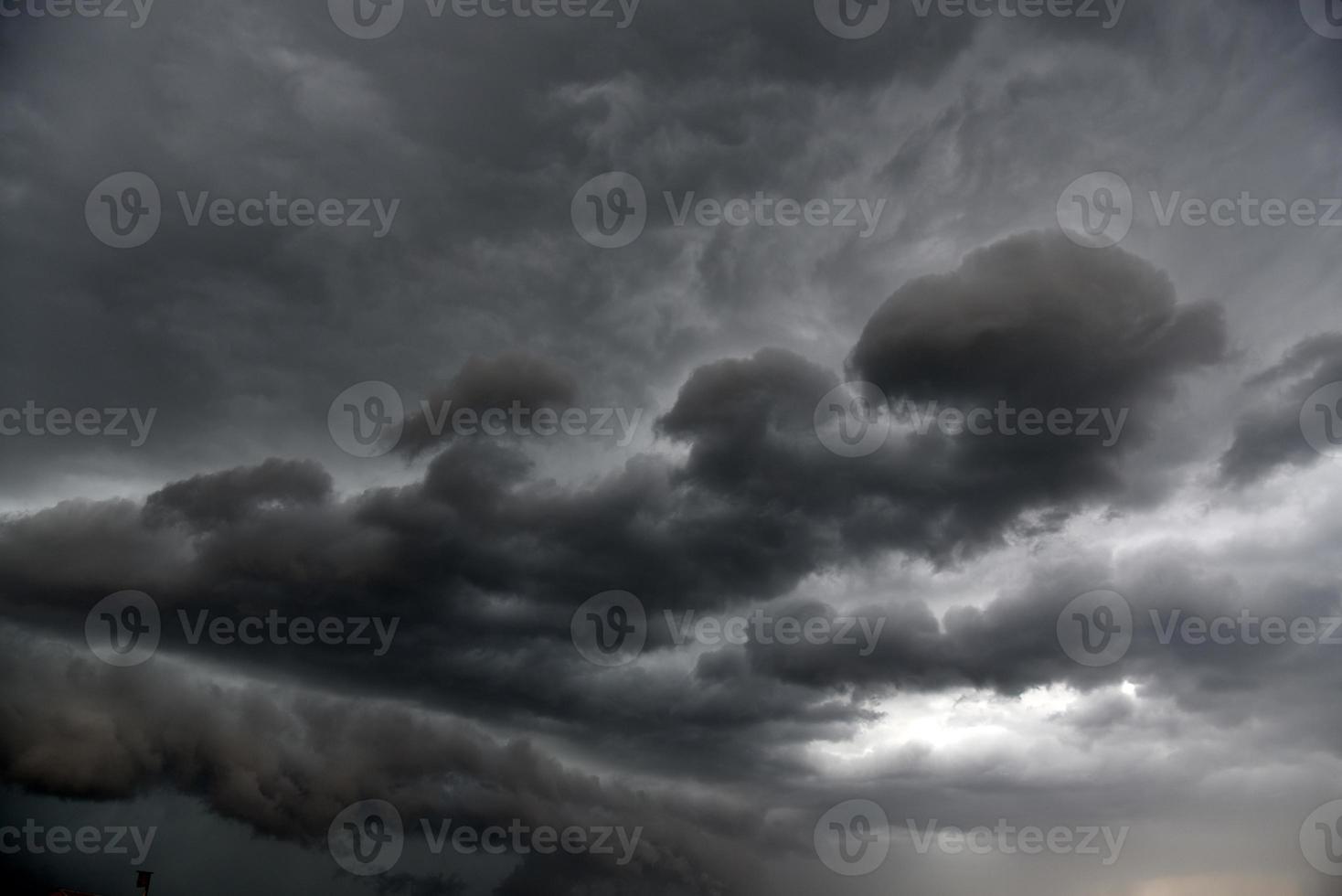 Schwarze Gewittersturmwolken an einem Sommertag. schönes schreckliches Gewitter. foto