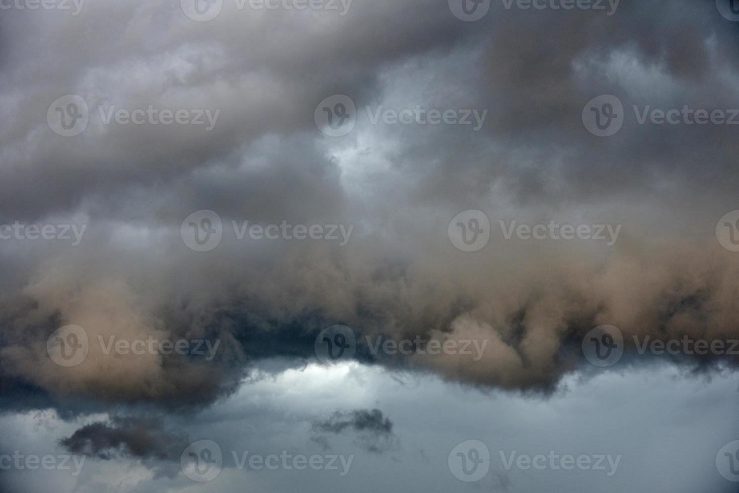 Schwarze Gewittersturmwolken an einem Sommertag. schönes schreckliches Gewitter. foto