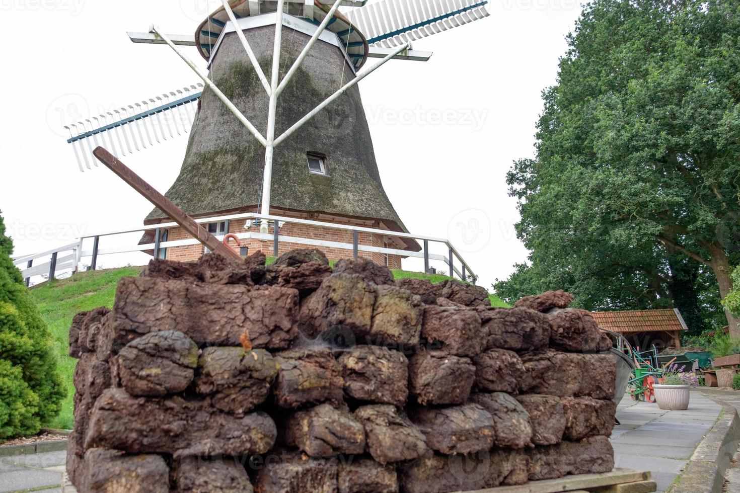 windmühle in ostfriesland deutschland foto