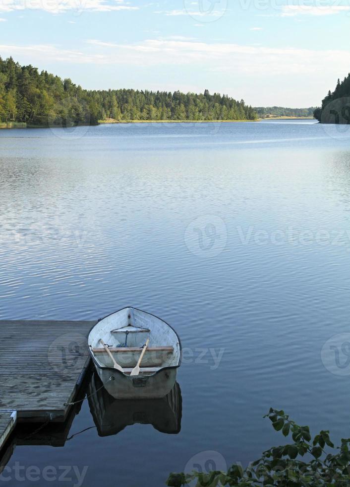 ruhiger see in schweden in den morgenstunden foto