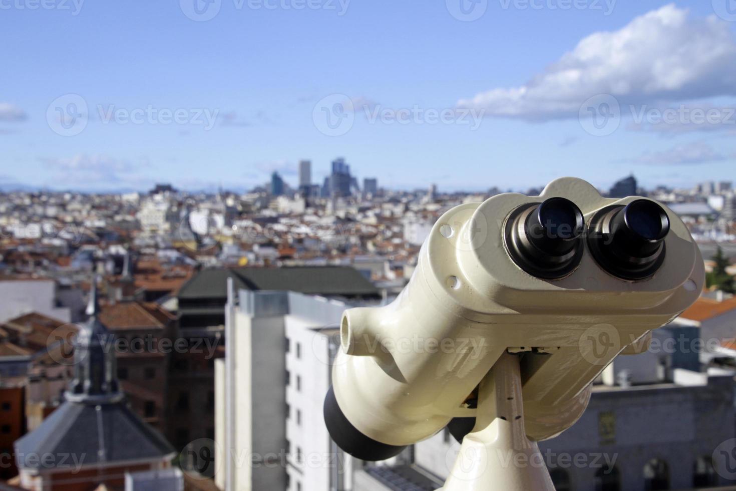 fernglas und die skyline von madrid, spanien foto
