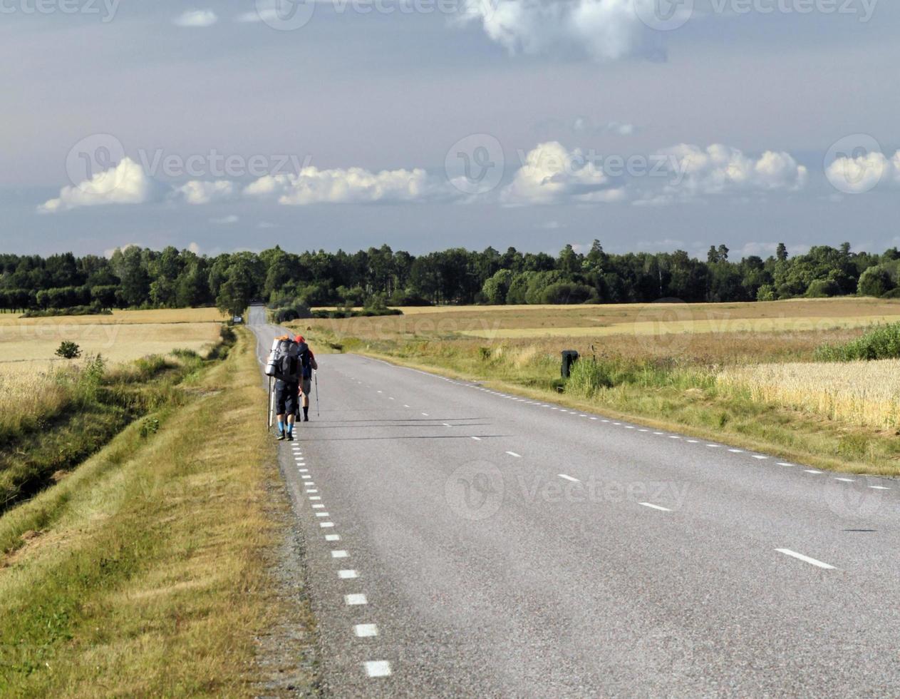 Wanderer auf einer langen Straße in Schweden foto