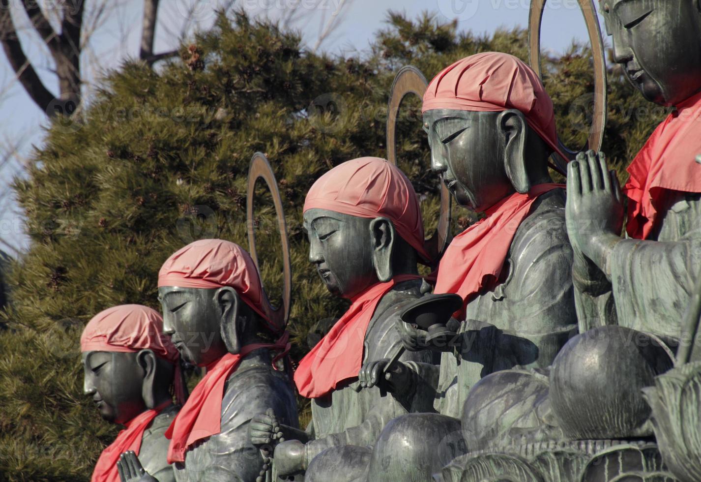 buddhistische statuen in der nähe eines schreins in japan foto