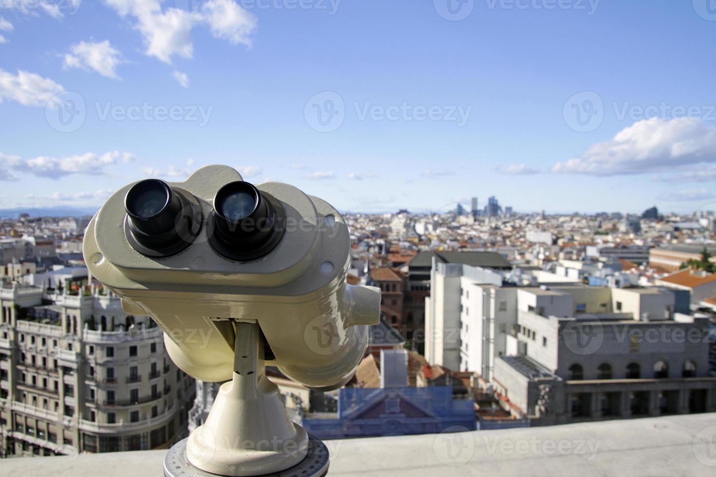 fernglas und die skyline von madrid, spanien foto