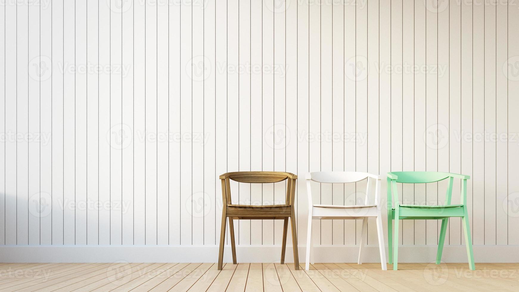 3 Stuhl und weiße Wand mit senkrechten Streifen foto