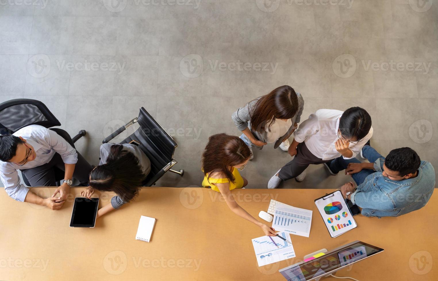 geschäftsleute team treffen sich im modernen bürodesignplanungsideenkonzept foto