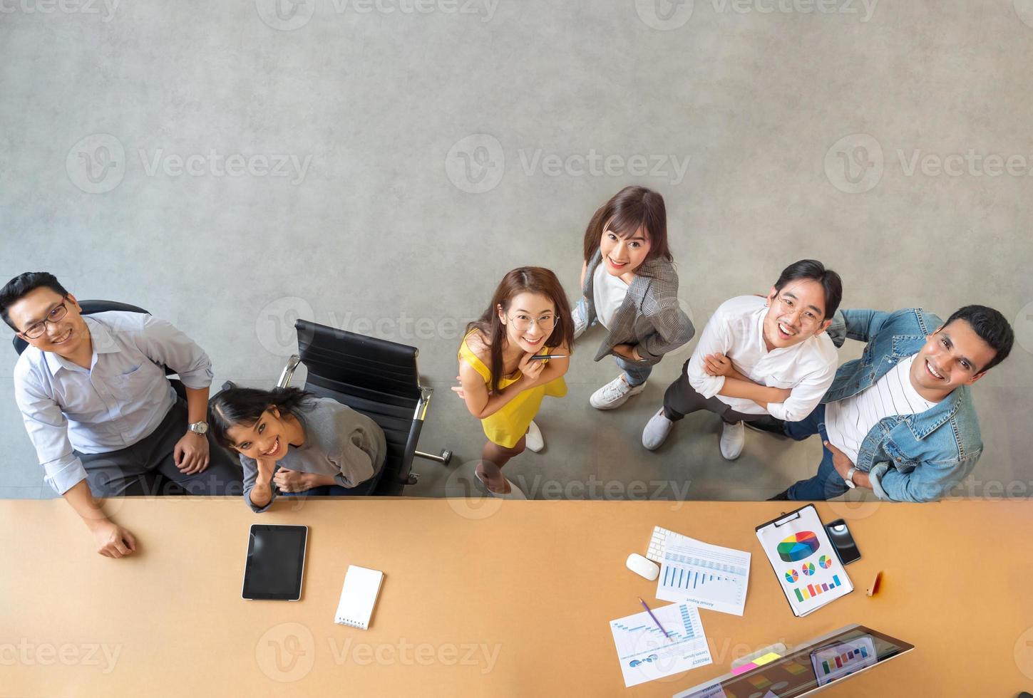 Draufsichtporträt des asiatischen kreativen Geschäftsteams. Hipster kreatives Startup junge Geschäftsleute im modernen Büro. foto