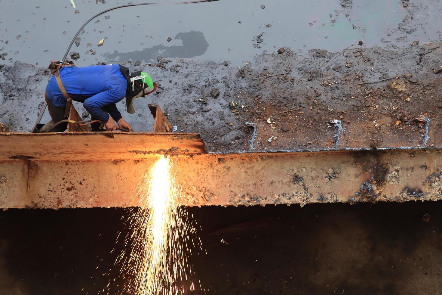 Arbeiter schneiden Stahl foto