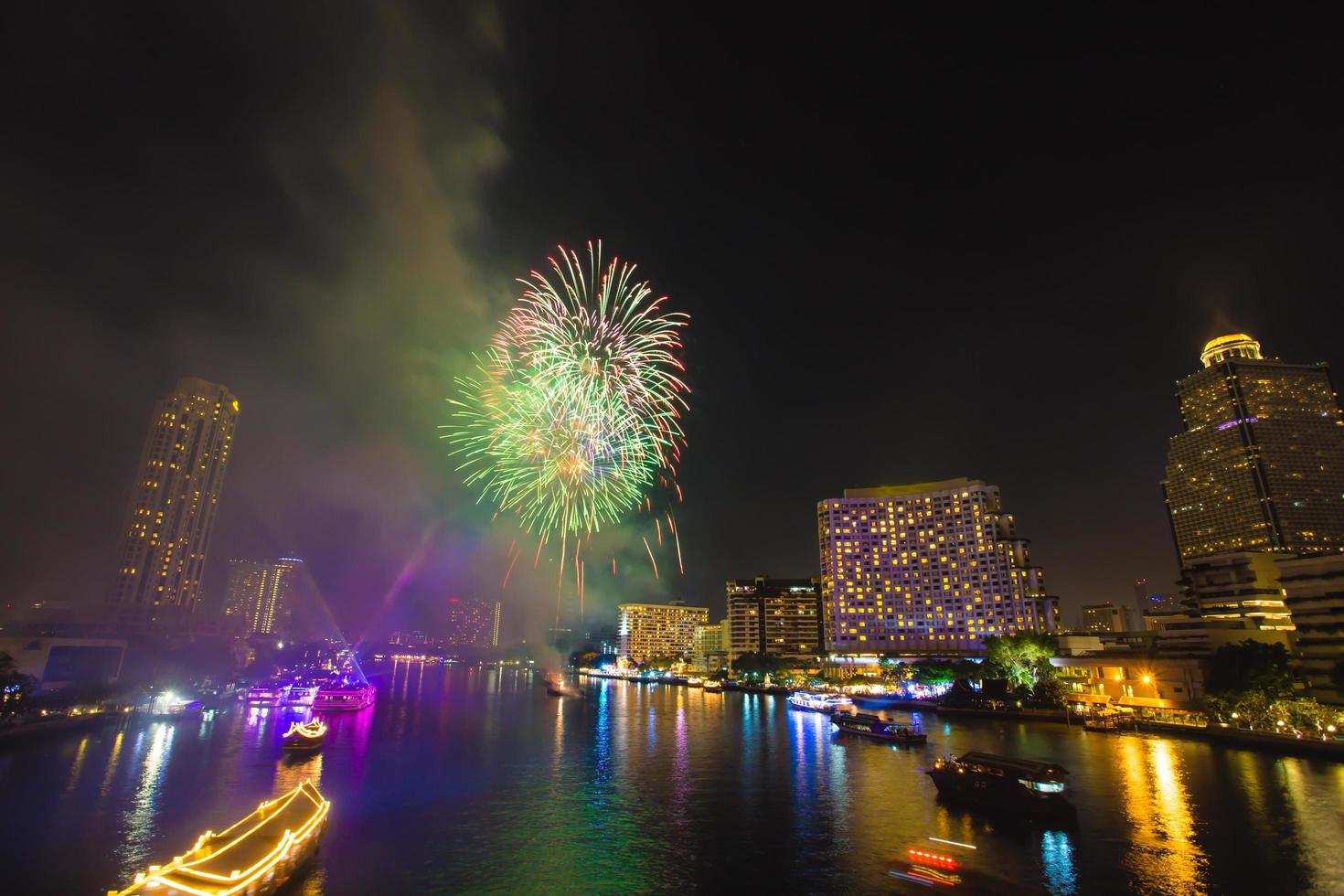 feuerwerk mit rauch am chao phraya fluss in der countdown-feierparty 2016 bangkok thailand foto