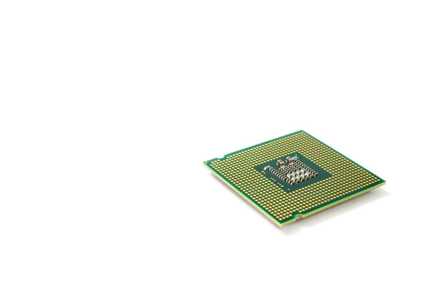 Nahaufnahme auf einem CPU-Mikrochip auf weißem, isoliertem Hintergrund ist ein herzwichtiger Computer oder elektronische Schaltungen foto