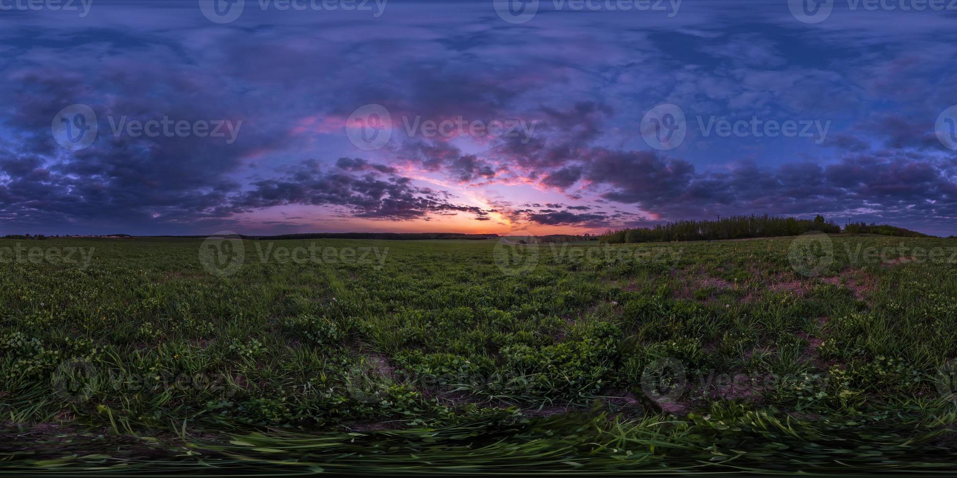 Vollständiges, nahtloses sphärisches HDRI-Panorama 360-Grad-Winkelansicht zwischen Feldern im Sommerabendsonnenuntergang mit fantastischen blau-rosa-roten Wolken in equirectangularer Projektion, bereit für die virtuelle Realität von vr ar foto