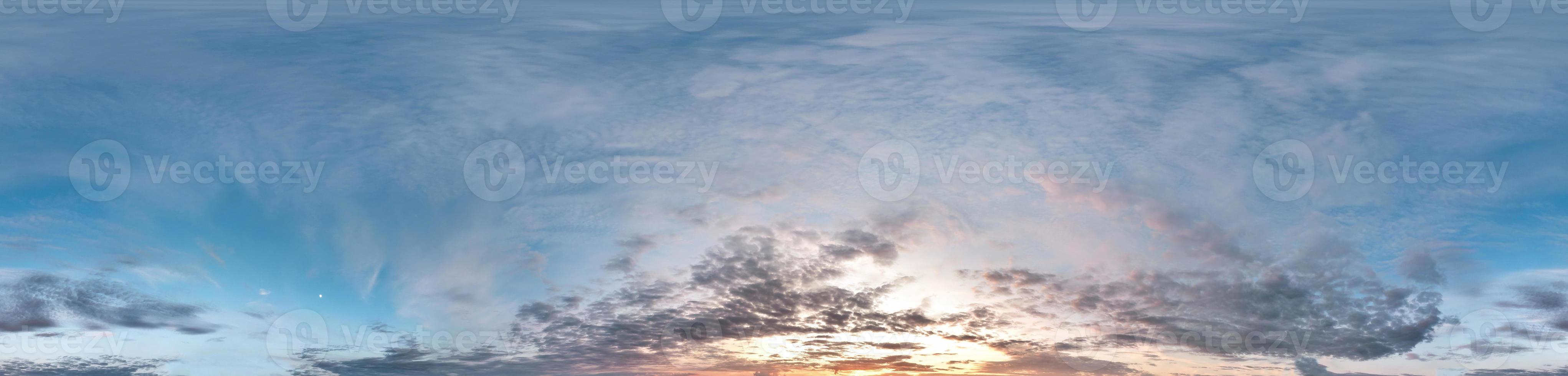 Nahtloser bewölkter blauer Himmel Hdri-Panorama 360-Grad-Winkelansicht mit Zenit und schönen Wolken zur Verwendung in 3D-Grafiken als Himmelskuppel foto