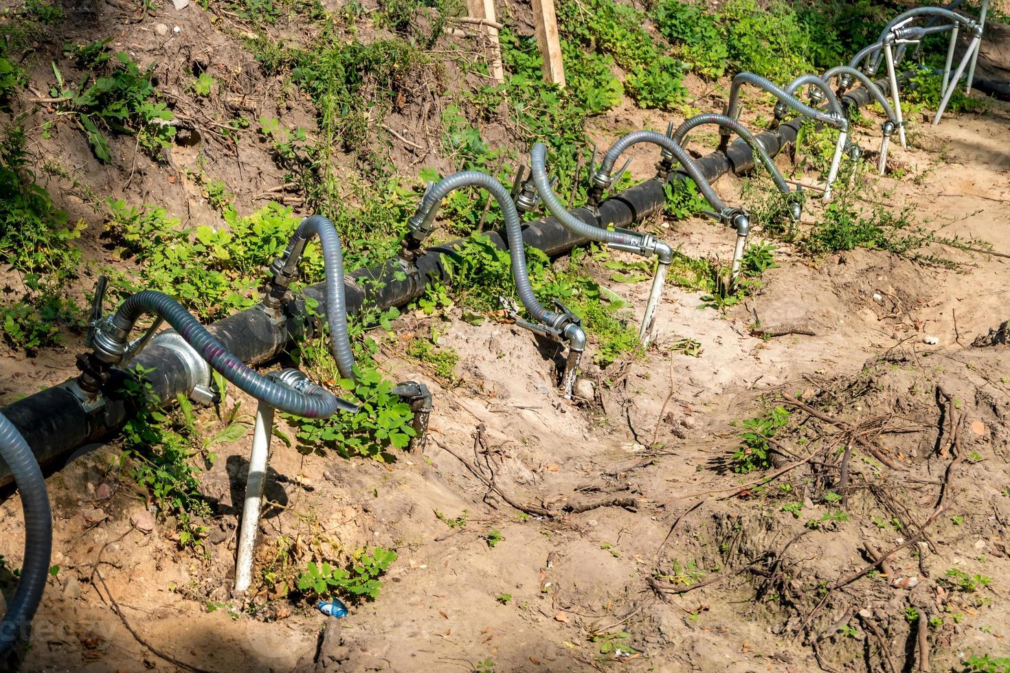 Pumpstation. Grundwasserentwässerungssystem pumpt Wasser aus dem Boden. Dehydrierung Kies ländliche Route foto