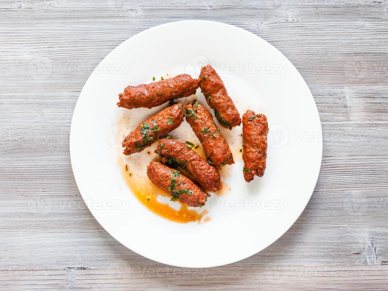 Hammel Seekh Kabab auf weißem Teller an Bord foto