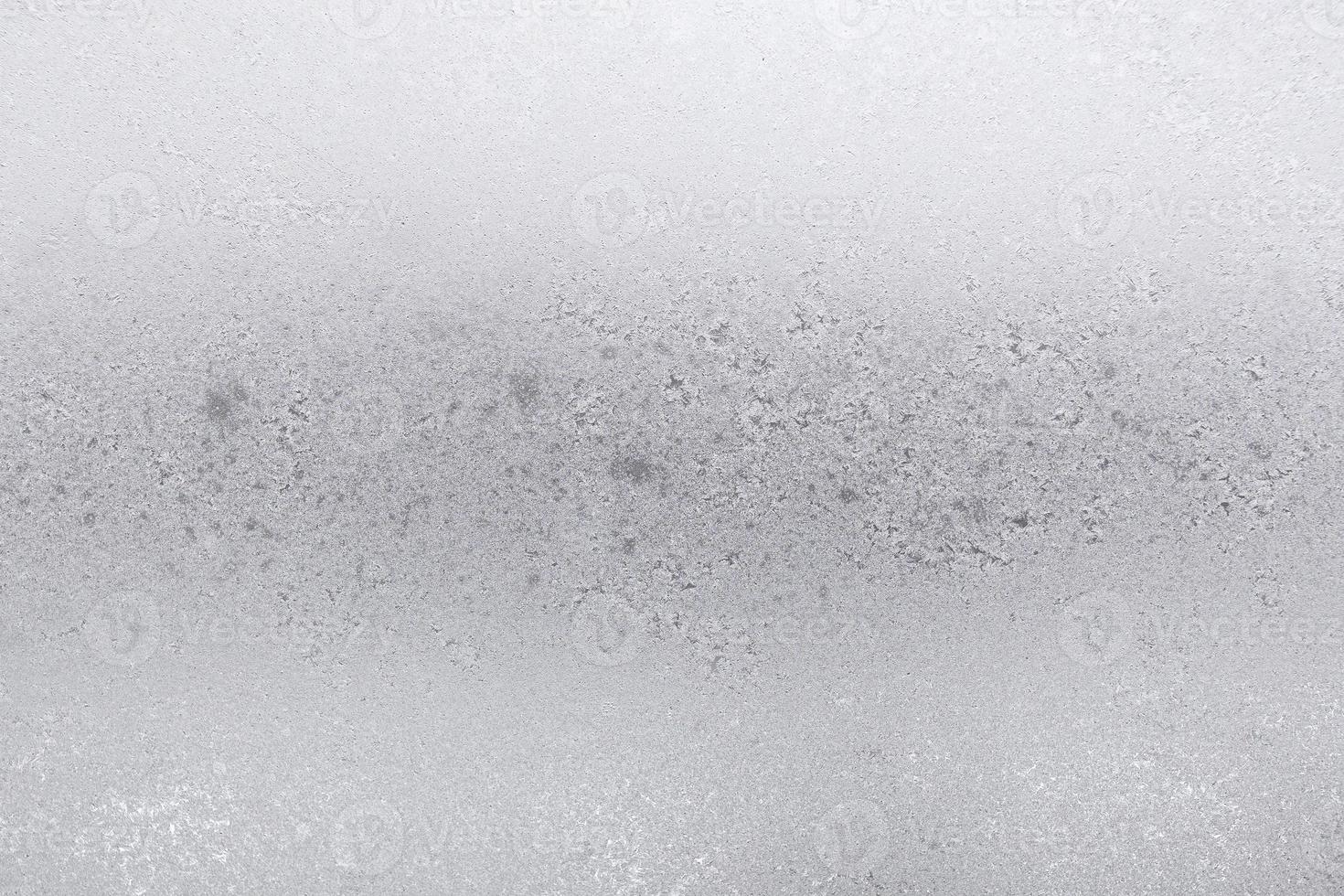Frost auf der Oberfläche des Fensters in städtischen Häusern foto