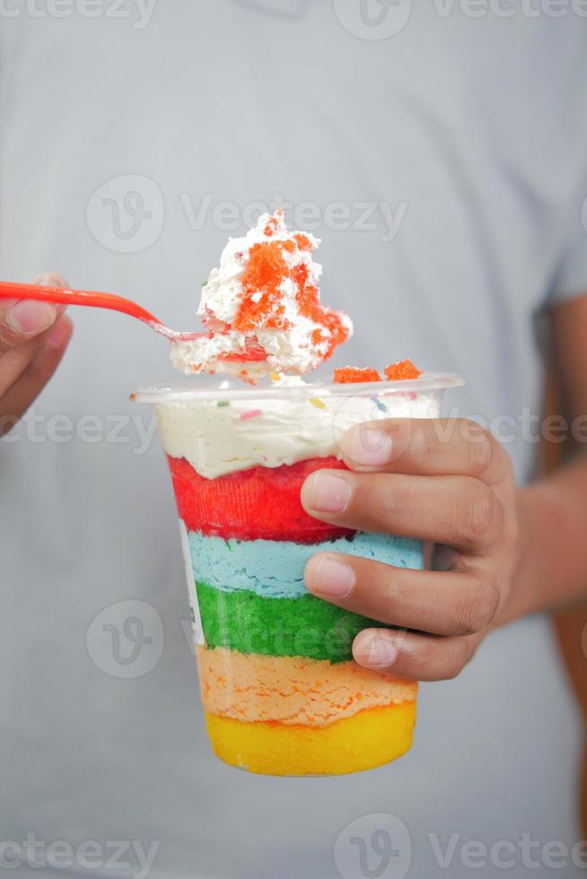 junge Männer, die Kuchen in Regenbogenfarben essen foto