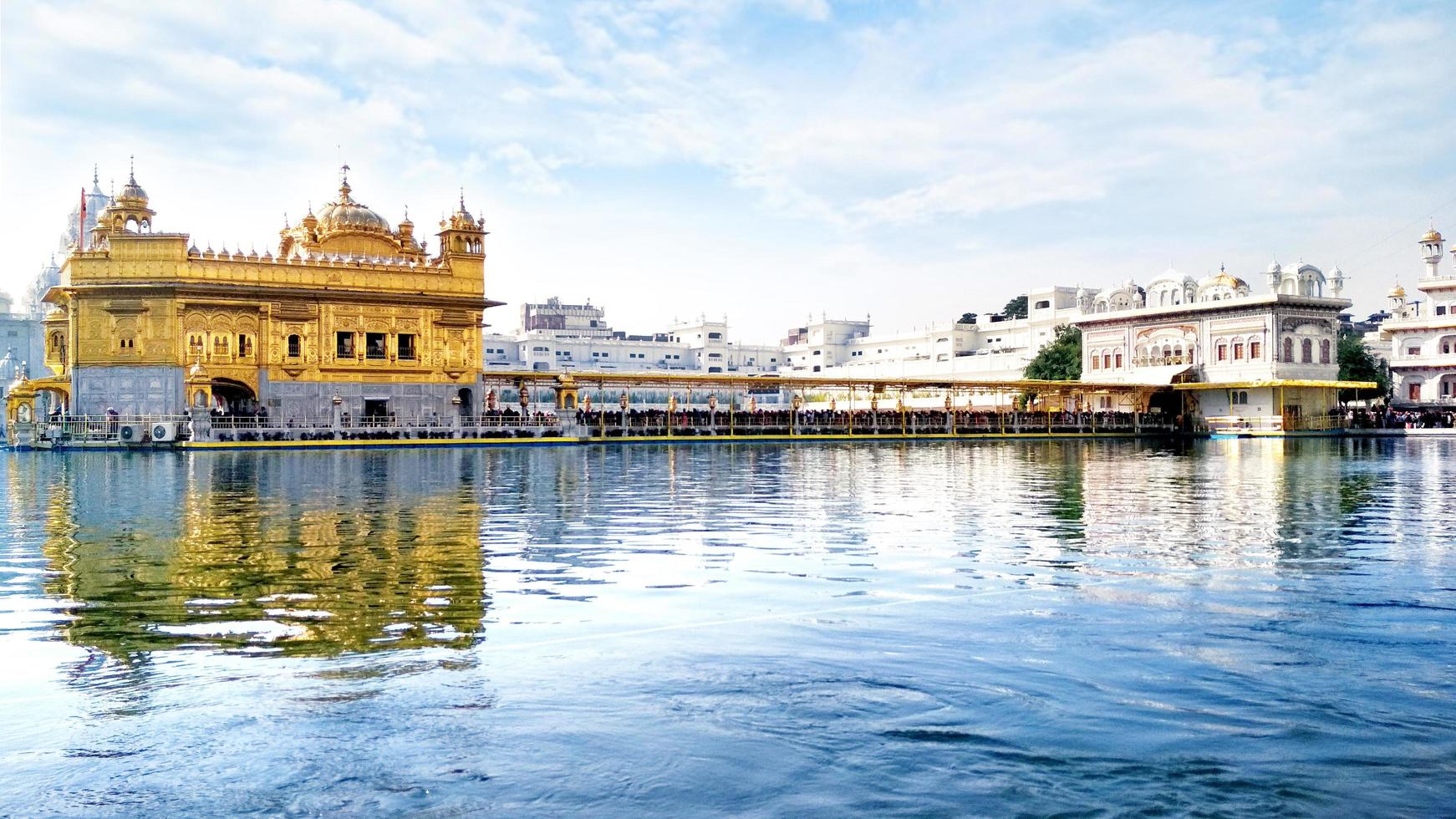amritsar, punjab, indien, 29. november 2019, dukh bhanjani beri in sri harmandir sahib, wichtigster wallfahrtsort des sikhismus mit goldenem tempel, stechpalme sarovar und darbar sahib foto