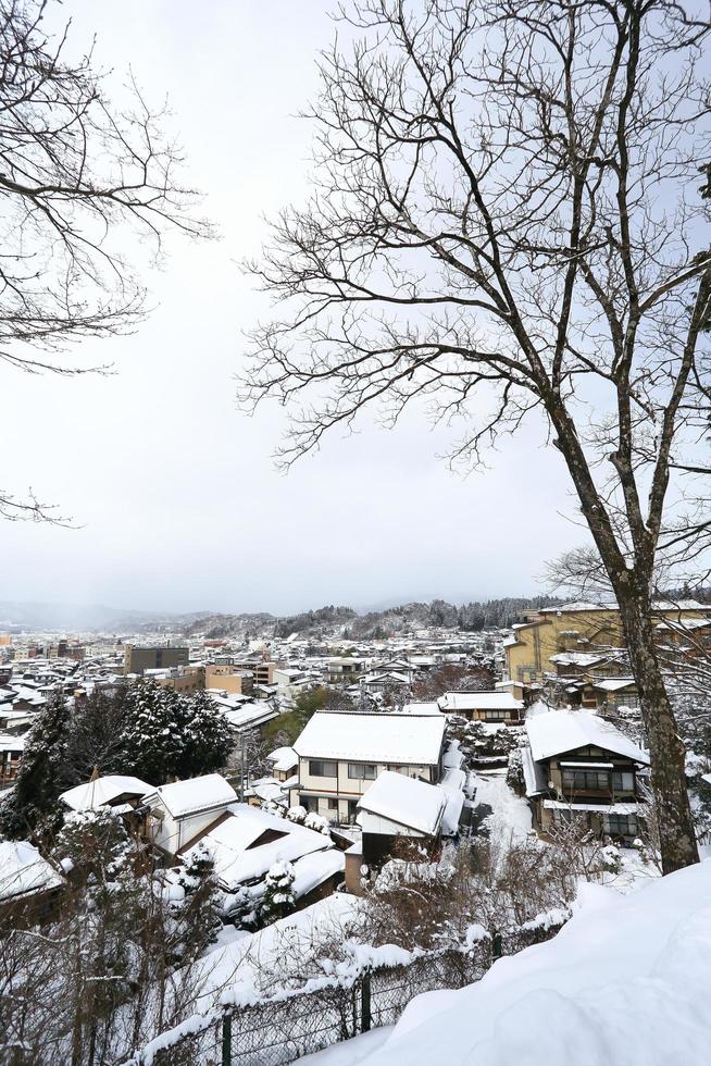 Blick auf die Stadt Takayama in Japan im Schnee foto