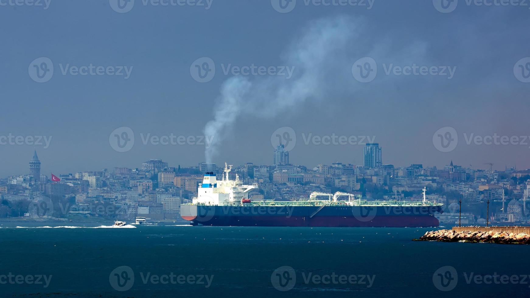 Petrochemischer Öl- und Gastanker vor der Küste in der Bosporus-Meerenge foto