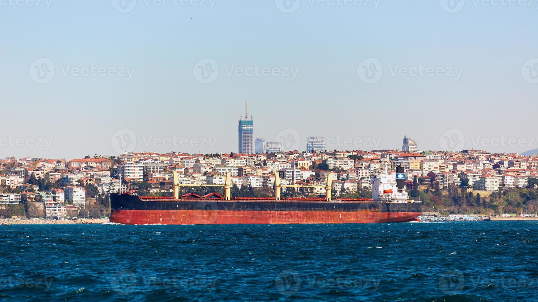 das tankschiff überquert den bosporus im hintergrund von uskudar foto