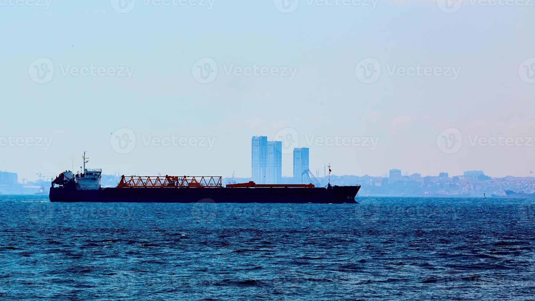 der frachter in der bosporus-straße, istanbul, türkei foto