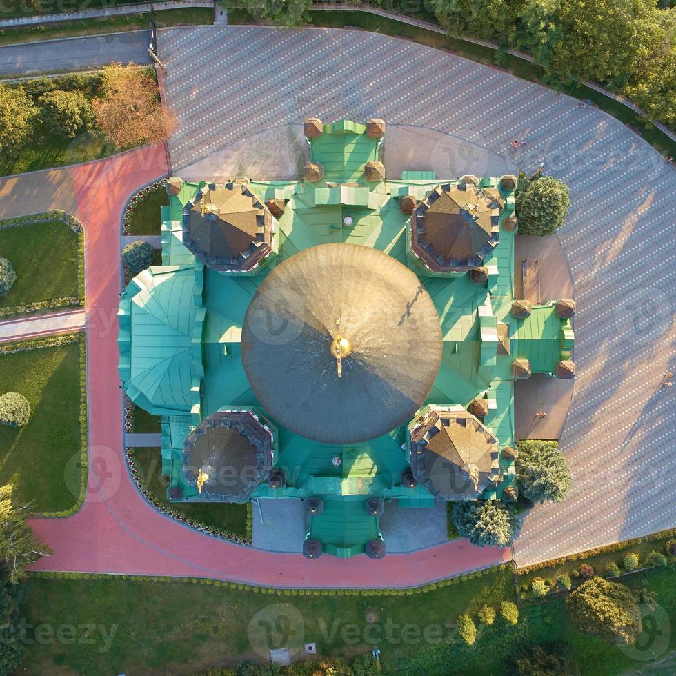 schöne orthodoxe kirche, st. panteleimon-kathedrale, kathedralenviertel der feofaniya-park ist einer der schönsten orte in kiew, der hauptstadt der ukraine. foto