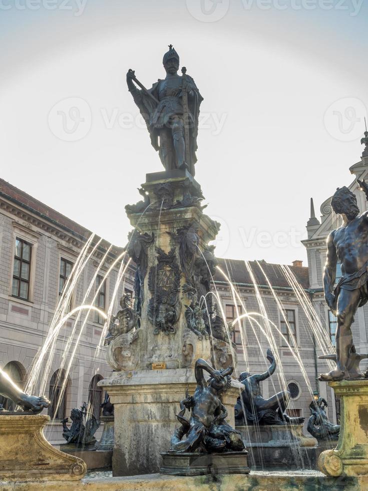 kunstskulptur brunnen in der residenz münchen foto