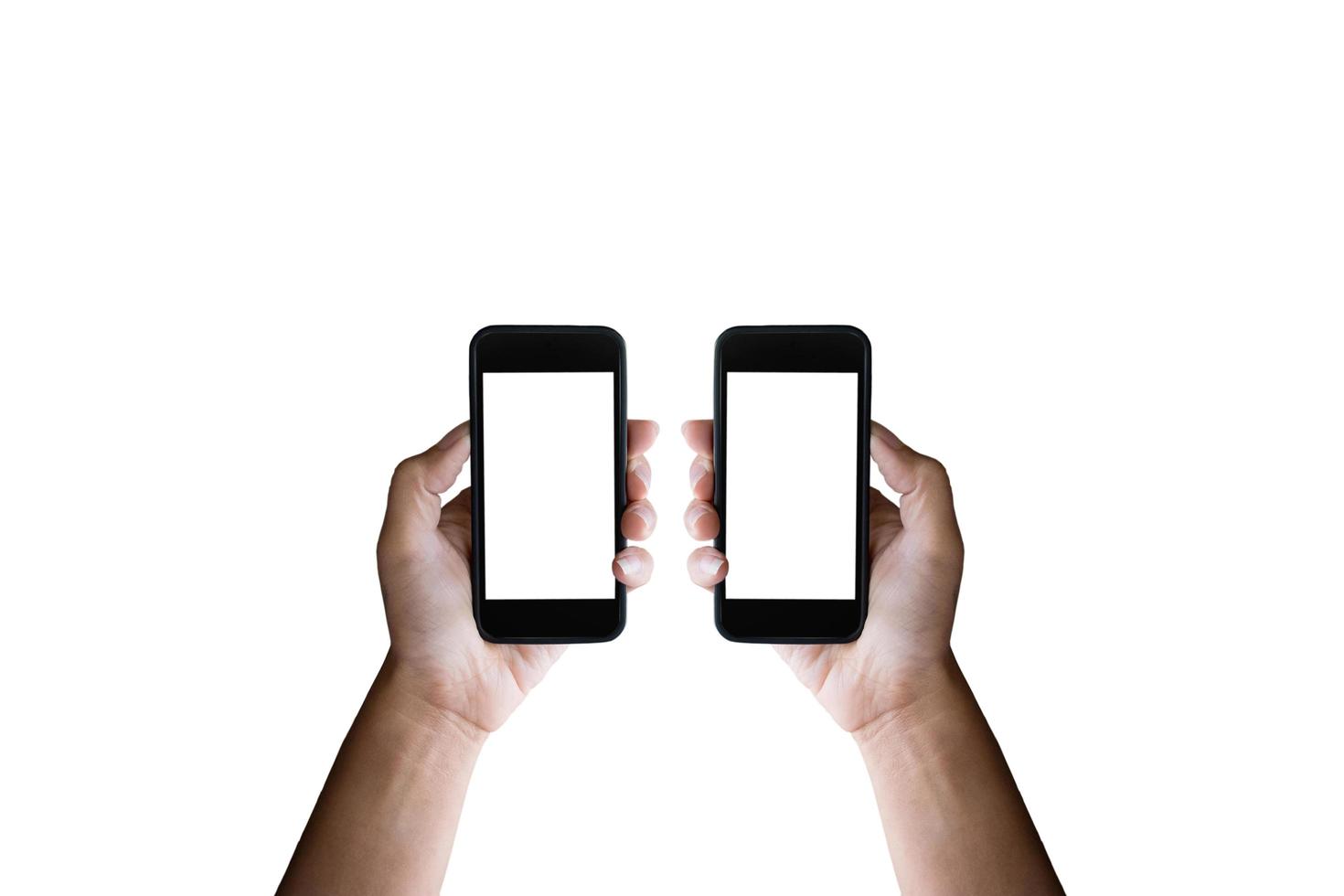 Mannhände, die horizontal das schwarze Smartphone mit leerem Bildschirm, lokalisiert auf weißem Hintergrund halten. foto