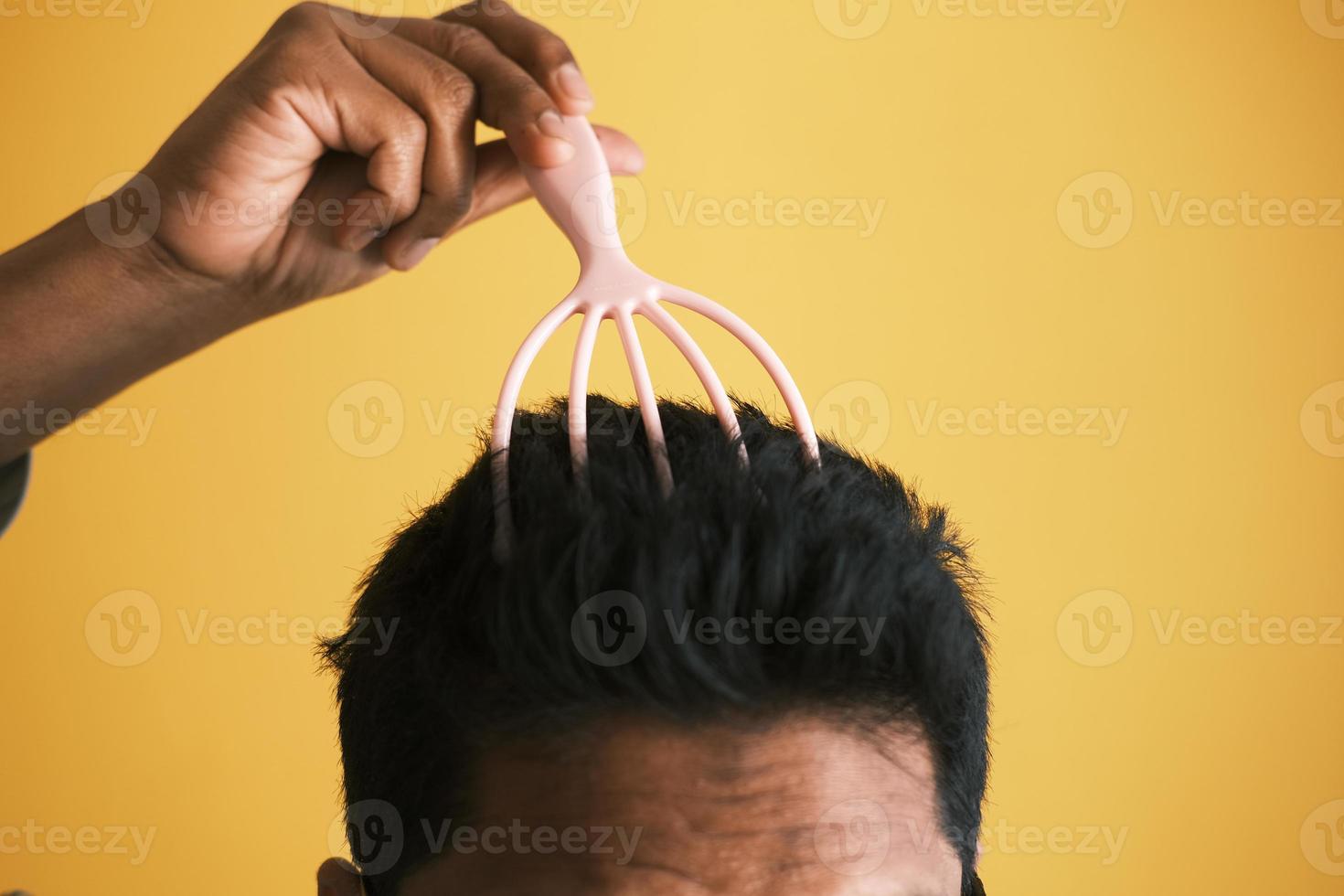 Männer, die eine Kopfhautmassage mit einer Bürste haben, foto