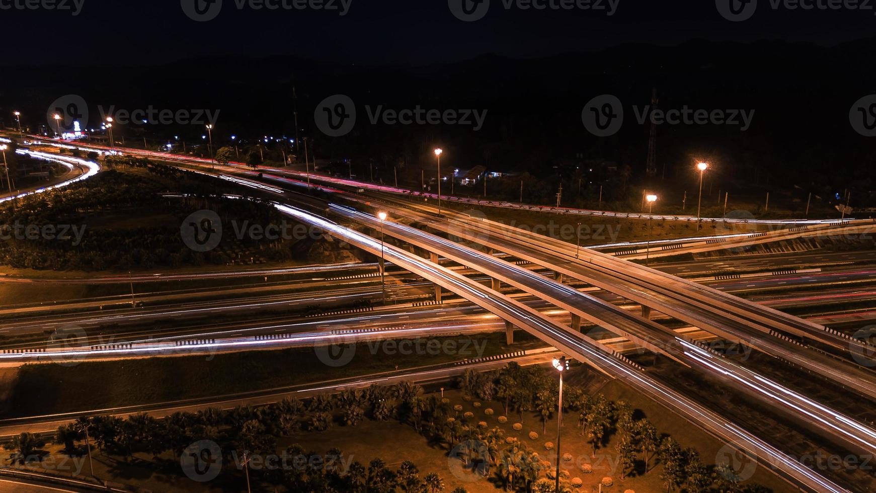 über der stadtautobahn bei nacht - vogelperspektive - drohne - draufsicht foto