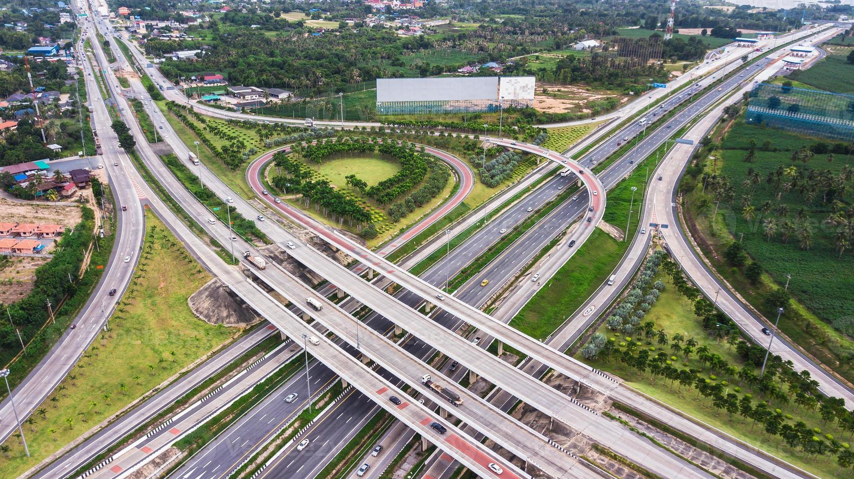 über der straße stadtautobahn - vogelperspektive - drohne - draufsicht foto