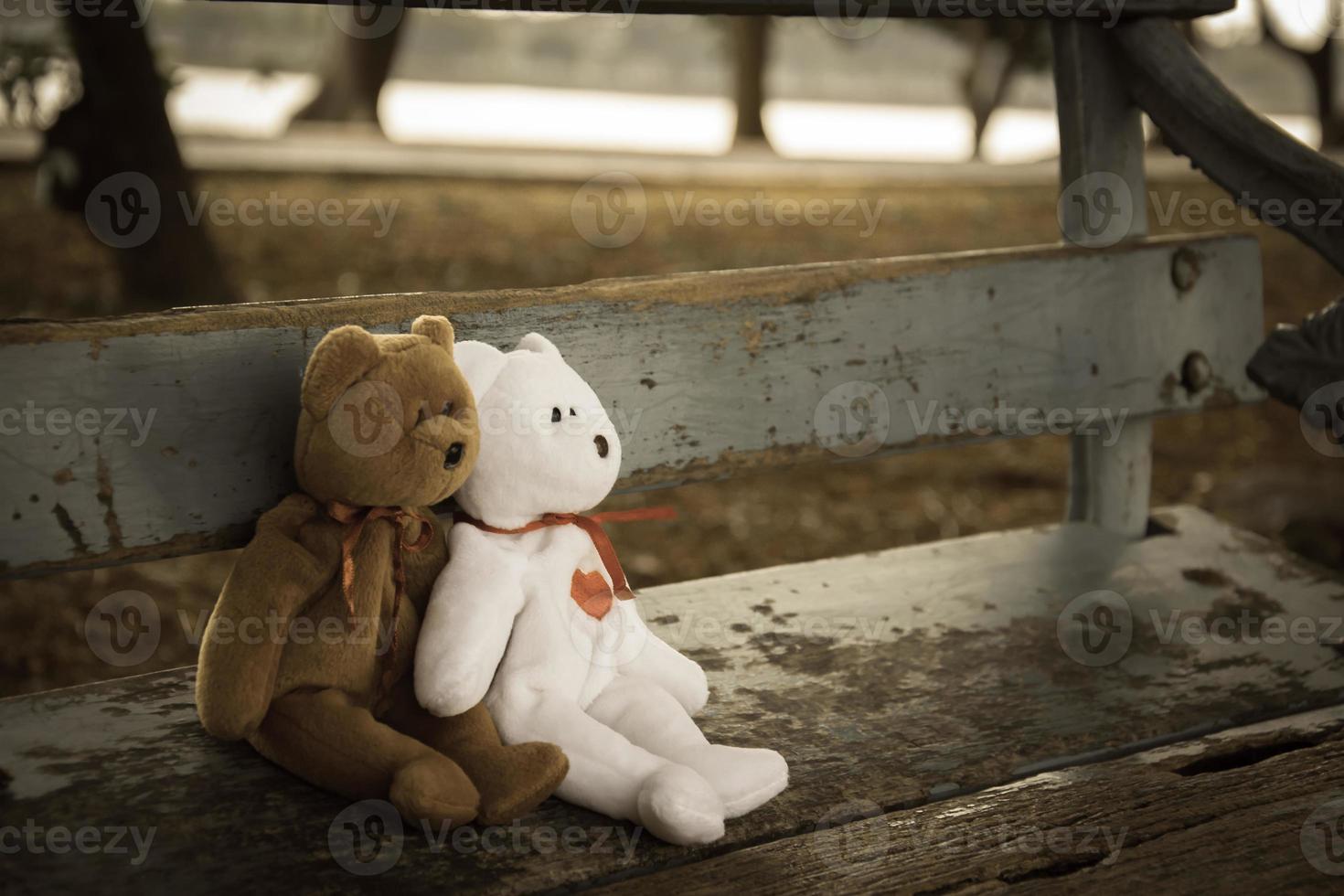 Teddybärpuppe auf der Bank foto