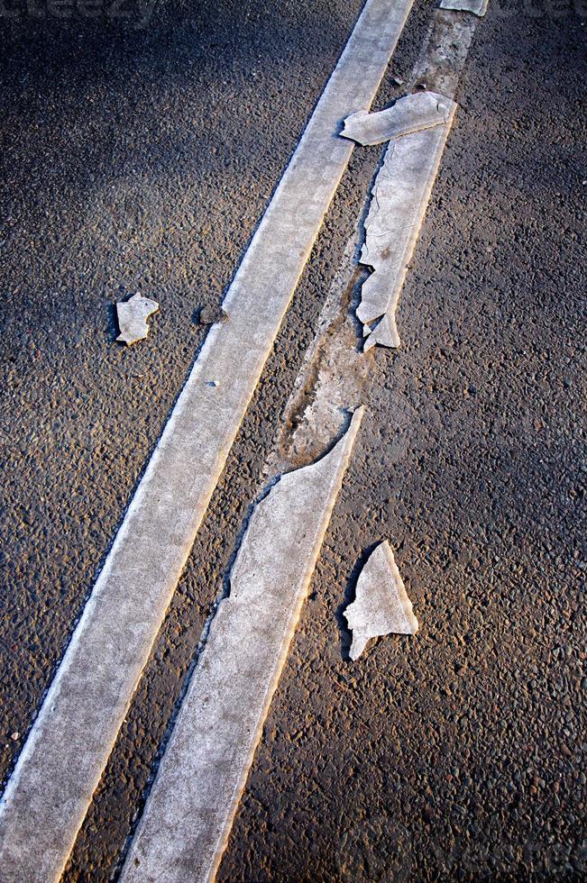 brockenlinie einer asphaltstraße, die nahaufnahme markiert foto