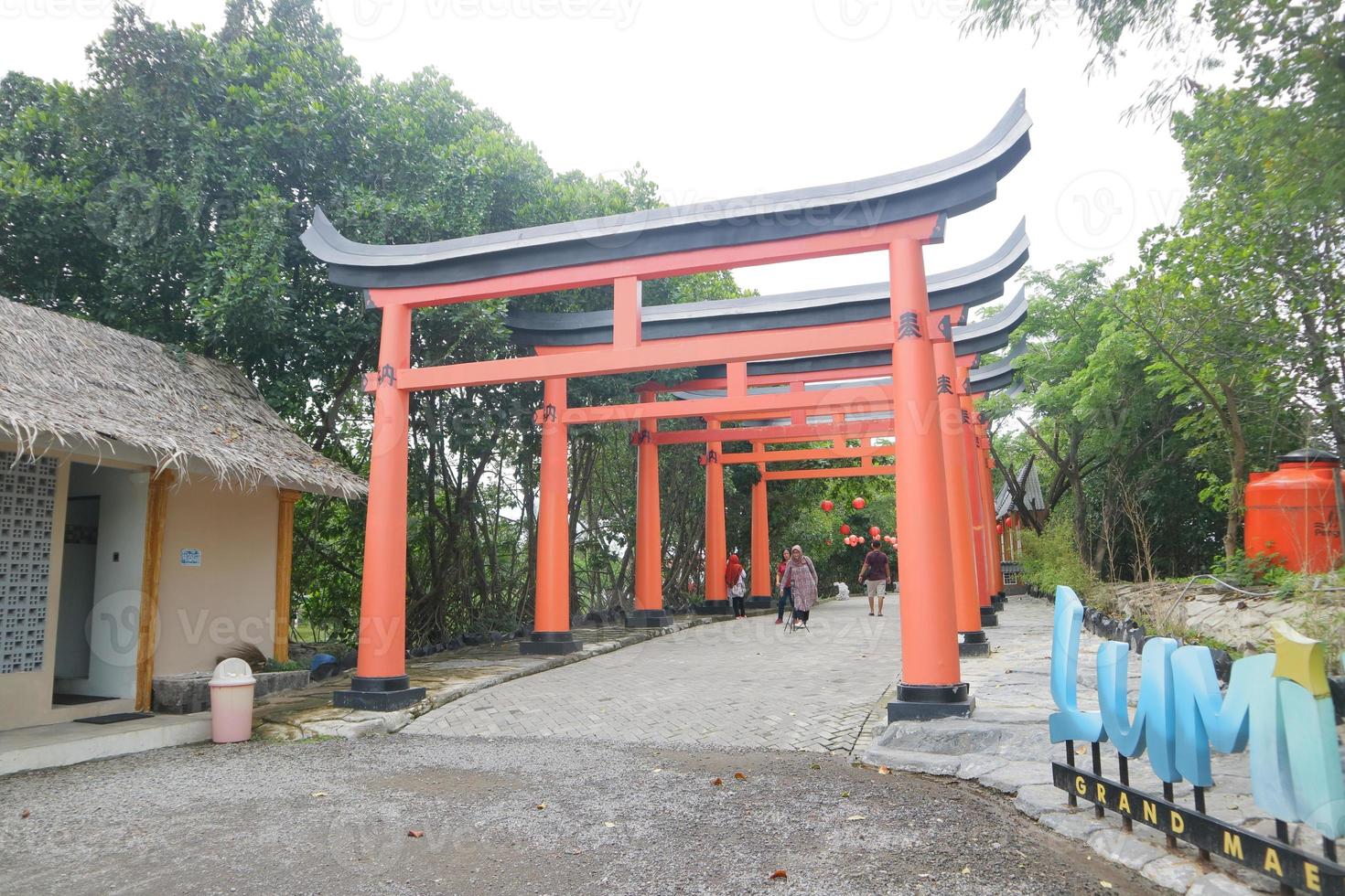 Eingangstor im chinesischen Stil mit roter Farbe foto