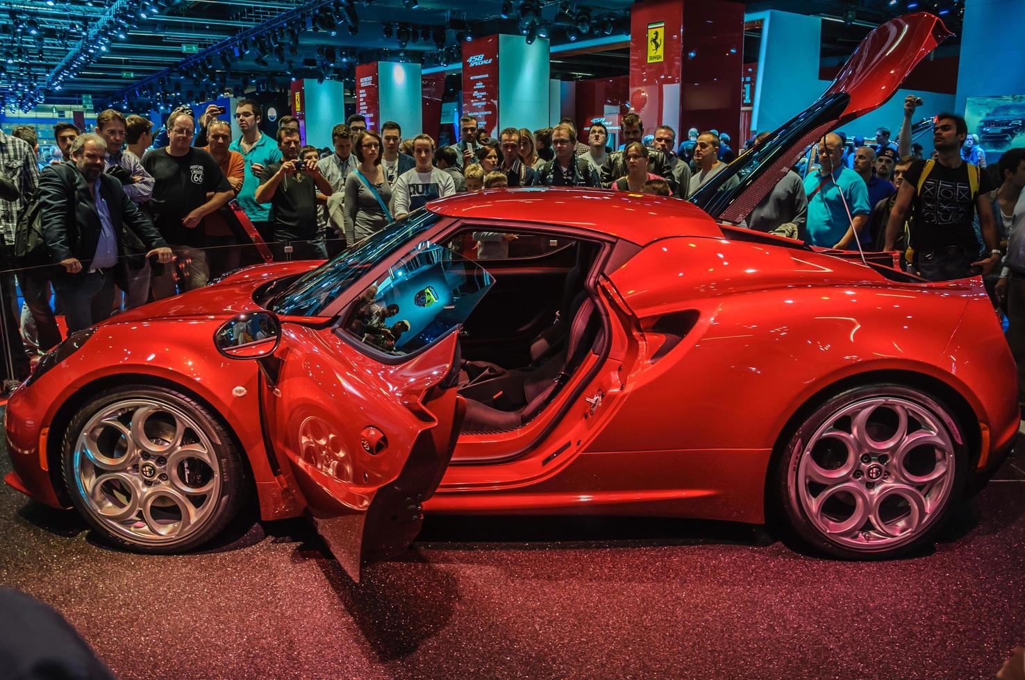 frankfurt - 21. sept alfa romeo 4c präsentiert als weltpremiere auf der 65. iaa internationale automobil ausstellung am 21. september 2013 in frankfurt, deutschland foto