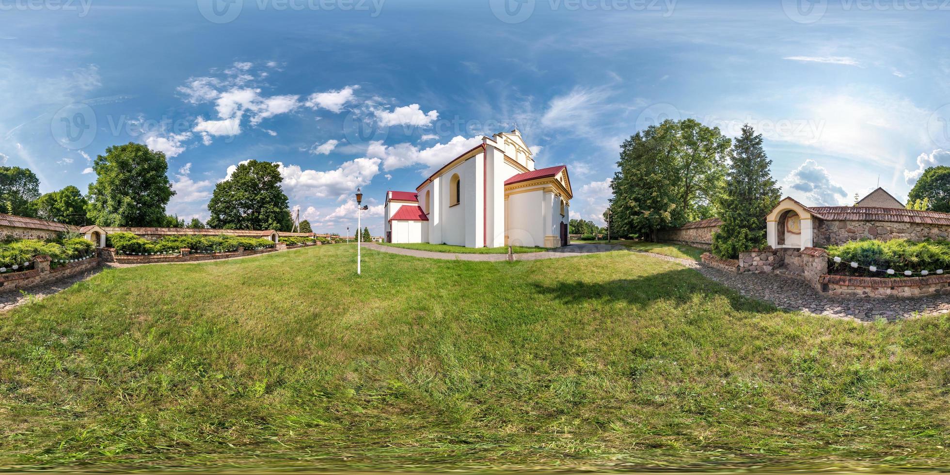 Vollständiges, nahtloses sphärisches Hdri-Panorama 360-Grad-Winkelansicht in der Nähe einer neugotischen katholischen Kirche in einem kleinen Dorf in equirectangularer Projektion mit Zenit und Nadir, ar vr-Inhalt foto