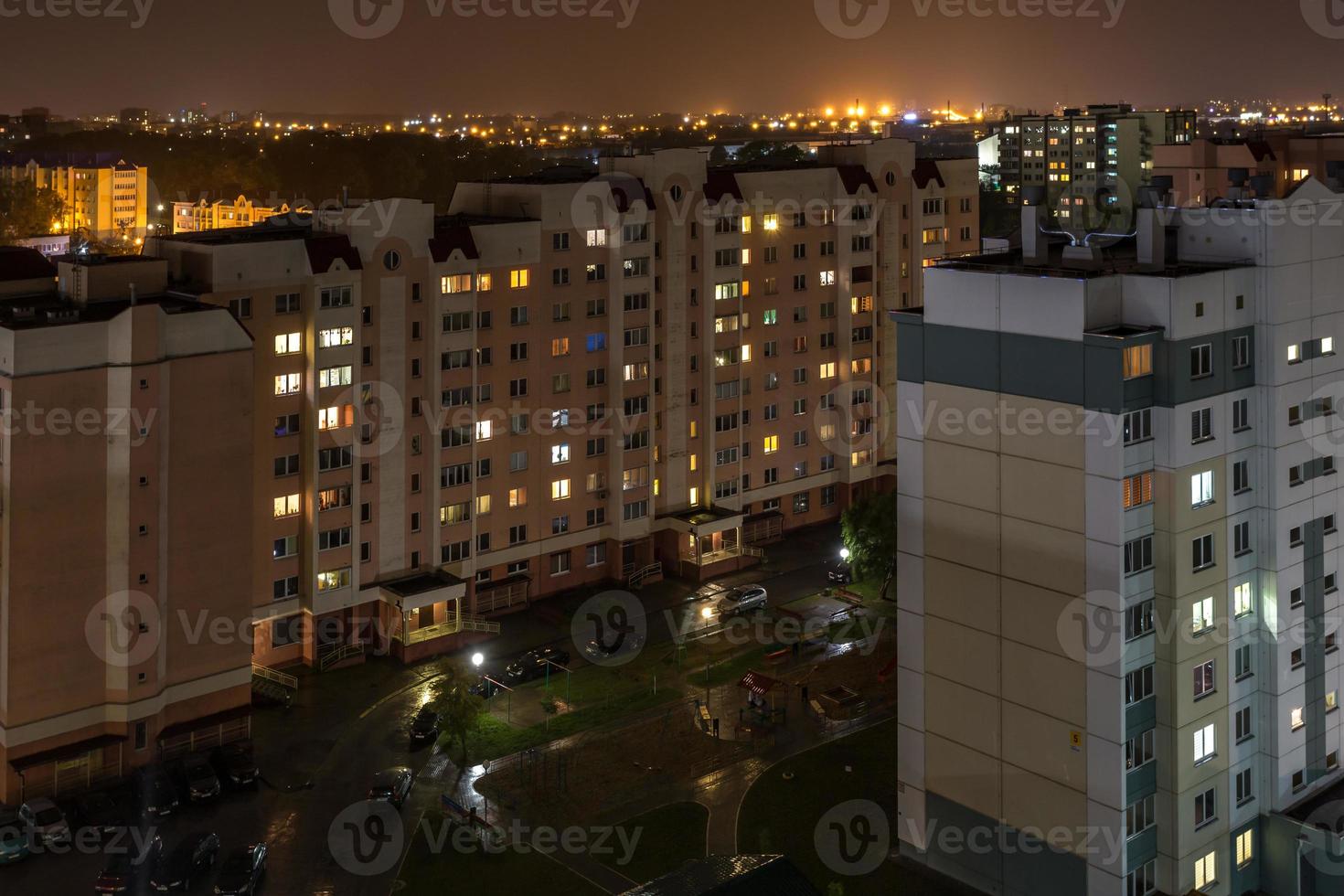 Nachtpanorama des Lichts in den Fenstern eines mehrstöckigen Gebäudes. Leben in einer Großstadt foto