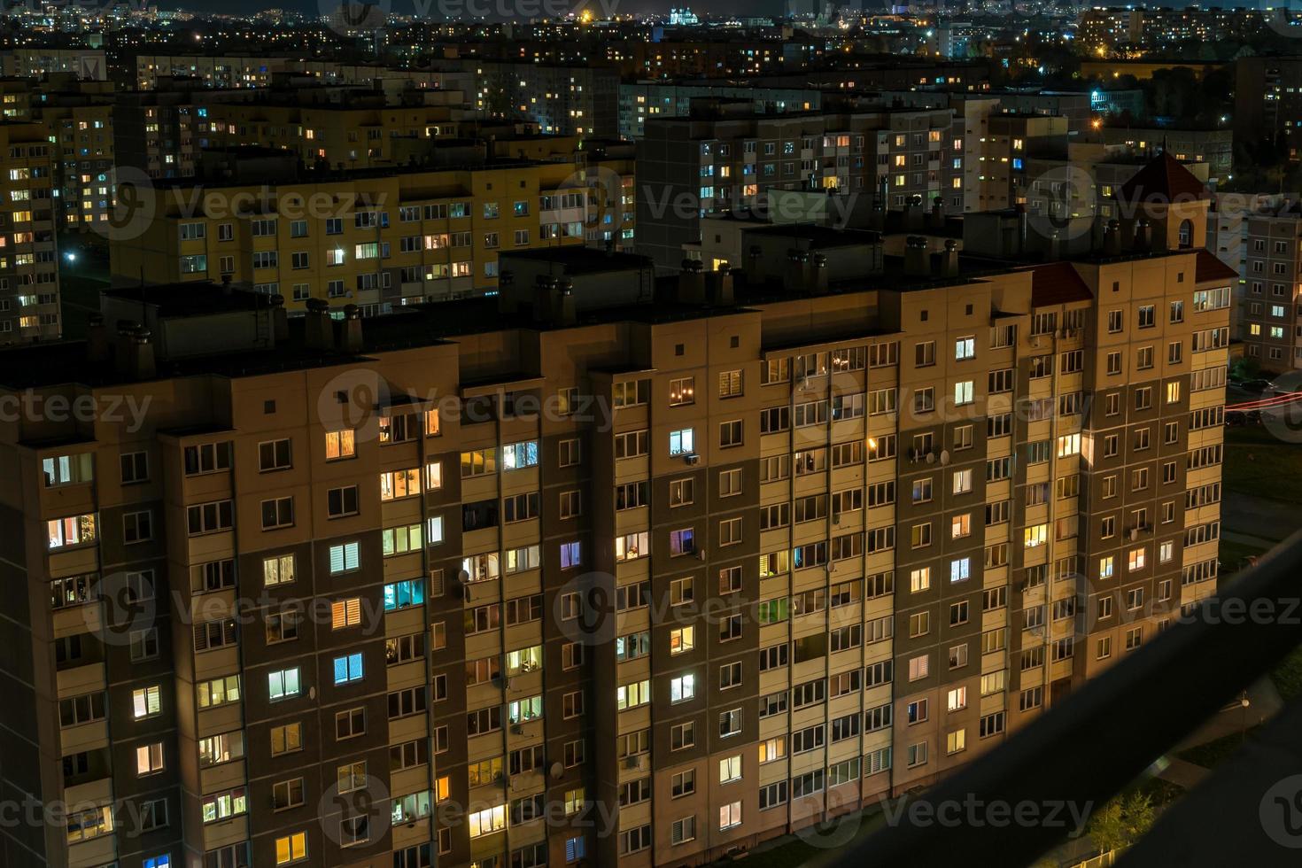 Nachtpanorama des Lichts in den Fenstern eines mehrstöckigen Gebäudes. Leben in einer Großstadt foto