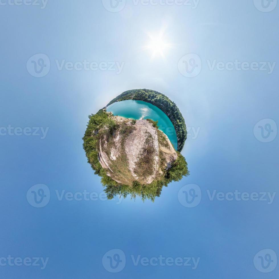 Little Planet Transformation von sphärischem Panorama 360 Grad. sphärische abstrakte luftaufnahme im feld mit fantastischen schönen wolken. Krümmung des Raumes. foto