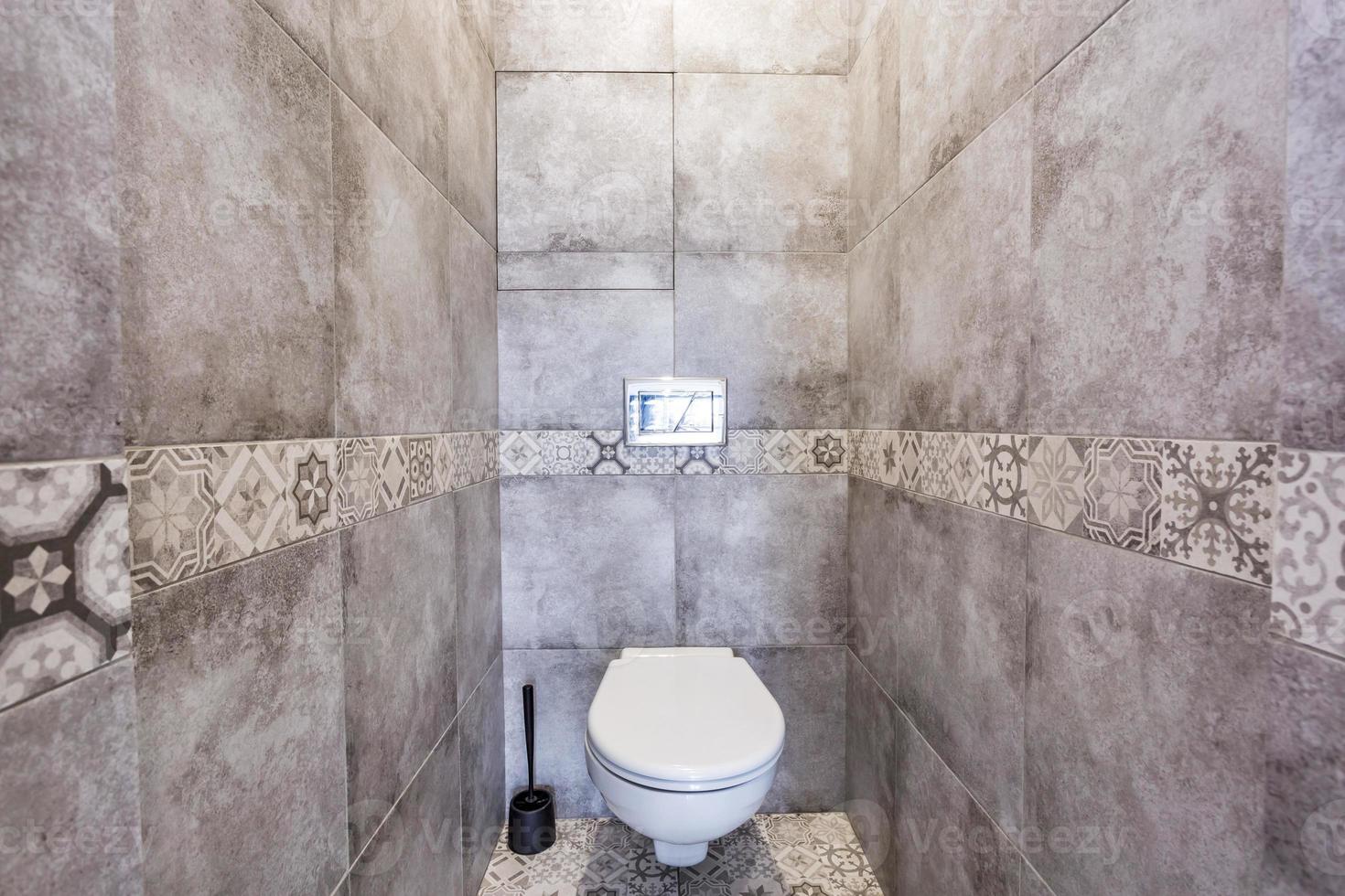 WC und Detail eines Eck-Dusch-Bidets mit Wandhalterung foto