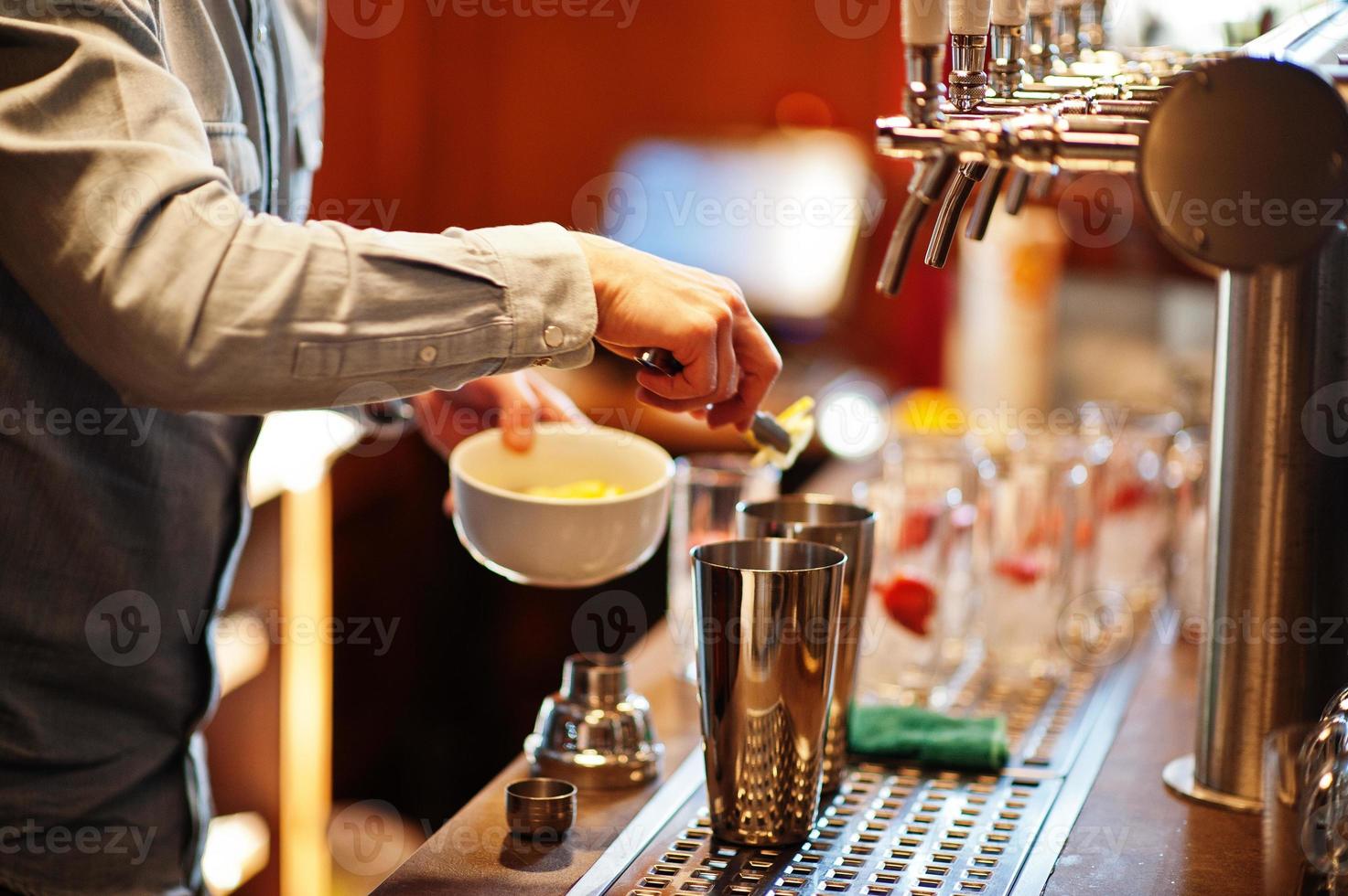 barmann, der alkoholcocktail im restaurant macht. foto